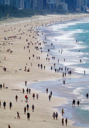 AUSTRALIA CORONAVIRUS COVID-19, Crowds are seen enjoying beach conditions on the Gold Coast, Sunday, April 5, 2020. The Queensland premier Annastacia Palaszczuk has again warned residents who continue to flout social distancing guidelines. ( NO ARCHIVING, EDITORIAL USE ONLY, NO USE IN BOOKS WITHOUT CONSENT GOLD COAST QLD AUSTRALIA  Copyright: xDAVExHUNTx 20200405001461853884