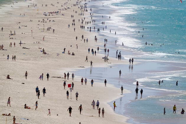 AUSTRALIA CORONAVIRUS COVID-19, Crowds are seen enjoying beach conditions on the Gold Coast, Sunday, April 5, 2020. The Queensland premier Annastacia Palaszczuk has again warned residents who continue to flout social distancing guidelines. ( NO ARCHIVING, EDITORIAL USE ONLY, NO USE IN BOOKS WITHOUT CONSENT GOLD COAST QLD AUSTRALIA  Copyright: xDAVExHUNTx 20200405001461854146