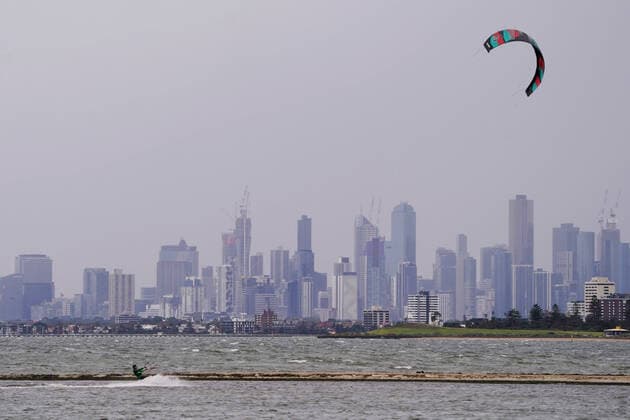 AUSTRALIA CORONAVIRUS COVID-19, A kite surfer is seen at Brighton foreshore in Melbourne, Sunday, April 5, 2020. Victoria s first weekend since harsher social distancing laws were implemented will start with a ban on all but the most basic outdoor activities. ( NO ARCHIVING, EDITORIAL USE ONLY, NO USE IN BOOKS WITHOUT CONSENT MELBOURNE VIC AUSTRALIA  Copyright: xMICHAELxDODGEx 20200405001461854231