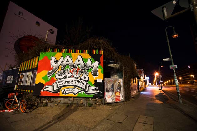 The empty entrance of the Yaam Club in Berlin on April 5, 2020 To slow down the spread of the coronavirus SARS CoV 2, the federal and state governments decided to impose further restrictions The Berlin clubs have also been closed for a few weeks Where long queues of people usually form, the coronavirus in Berlin is deserted on Saturday night