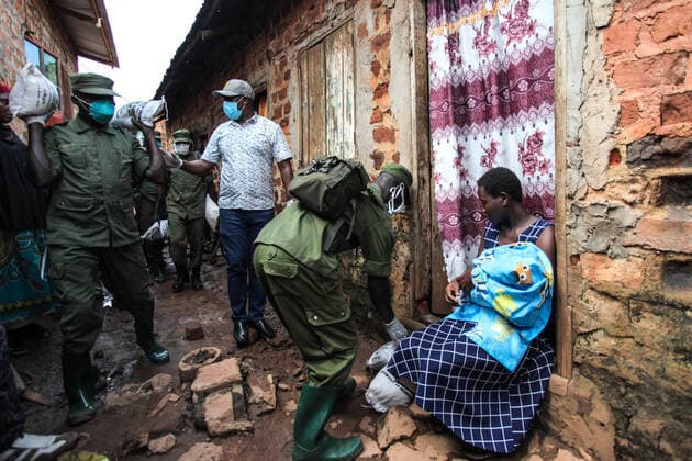 (200404) -- KAMPALA, April 4, 2020 (Xinhua) -- Military personnel distribute relief food in Kampala, capital of Uganda, April 4, 2020. Uganda on Saturday started relief food distribution to about 1.5 million urban poor who are affected by the lockdown as a measure to contain the COVID-19 outbreak in the country. (Photo by Hajarah Nalwadda Xinhua) UGANDA-KAMPALA-RELIEF FOOD DISTRIBUTION-COVID-19 