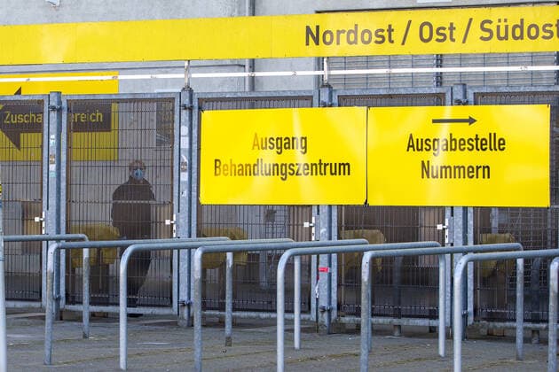 News Bilder des Tages (200405) -- DORTMUND, April 5, 2020 (Xinhua) -- A man wearing a protective mask walks outside the COVID-19 testing center at Borussia Dortmund s stadium in Dortmund, Germany, April 4, 2020. Borussia Dortmund s stadium housed a COVID-19 testing center From Saturday. Rooms in the Westfalenstadion s north stand have been prepared to take in people suspected of suffering from COVID-19. It is hoped the center will relieve pressure on the medical facilities in the city of Dortmund. (Photo by Joachim Bywaletz Xinhua) (SP)GERMANY-DORTMUND-STADIUM-COVID-19-TESTING CENTER 