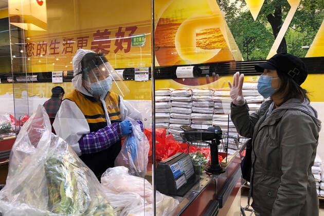 (200405) -- WASHINGTON D.C., April 5, 2020 -- A shopper (R) wearing a mask buys vegetables in a supermarket in Falls Church, Virginia, the United States, April 4, 2020. The number of COVID-19 cases in the United States topped 300,000 by 3:40 p.m. local time Saturday (1940 GMT), according to the Center for Systems Science and Engineering (CSSE) at Johns Hopkins University. ) U.S.-COVID-19-CONFIRMED CASES LiuxJie 