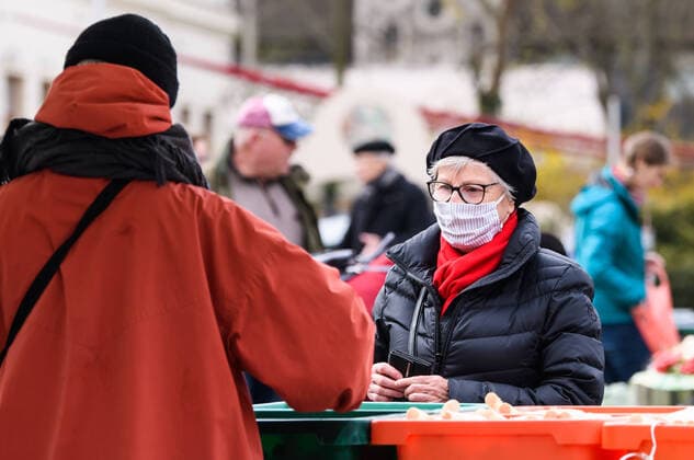 (200405) -- LEIPZIG, April 5, 2020 -- A woman wearing a face mask shops at a market in Leipzig, eastern Germany, April 4, 2020. More than 89,300 COVID-19 cases and at least 1,250 deaths have been registered as of Saturday afternoon across Germany, according to evaluations of the German Press Agency (DPA) which took into account the latest figures from all federal states. (Photo by Xinhua) GERMANY-LEIPZIG-COVID-19-CASES KevinxVoigt 