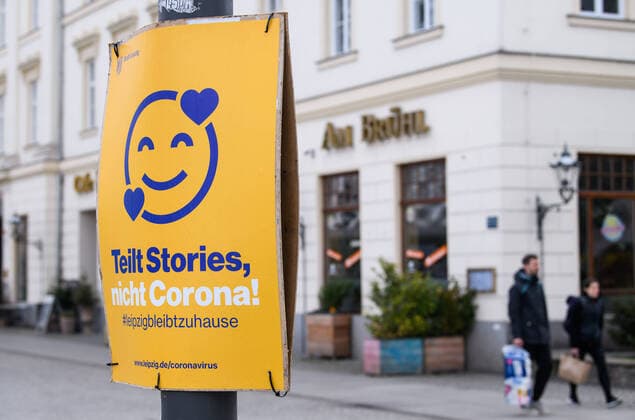 News Bilder des Tages (200405) -- LEIPZIG, April 5, 2020 -- A sign to call for staying at home is seen in Leipzig, eastern Germany, April 4, 2020. More than 89,300 COVID-19 cases and at least 1,250 deaths have been registered as of Saturday afternoon across Germany, according to evaluations of the German Press Agency (DPA) which took into account the latest figures from all federal states. (Photo by Xinhua) GERMANY-LEIPZIG-COVID-19-CASES KevinxVoigt 
