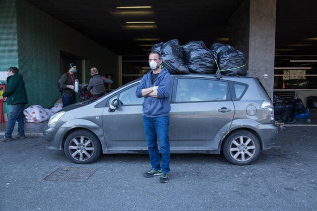 Rome: Solidarity with Migrants during Covid-19 Valerio Bevacqua, Baobab Experience volunteer In this lockdown period due to the Covid-19 pandemic, the Baobab Experience association with Casetta Rossa in the Garbatella district of Rome organize to bring meals, groceries and basic necessities for migrants Roma Italy Copyright: MatteoxNardone