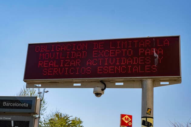 April 4, 2020, Barcelona, Catalonia, Spain: A municipal luminous sign is seen announcing the exceptional mobility situation during the Covid-19 contagion..Barcelona is facing its twenty-first day of home confinement. After the announcement of the President of the Spanish Government, Pedro Sanchez, to extend house confinement, Spanish citizens will be confined until April 25. Barcelona Spain - ZUMAs197 20200404_zaa_s197_135 Copyright: xPacoxFreirex