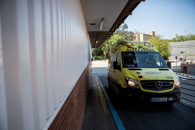 April 4, 2020, Girona, Spain: Emergency health ambulance transferring a possible case of covid-19..The emergency health services are forced to comply with specific protocols during the transfers of patients with possible cases of covid-19. At the end of the service they disinfect and throw the personal protective equipment in G-II bags to avoid contagions. Girona Spain - ZUMAs197 20200404_zaa_s197_143 Copyright: xMartixNavarrox