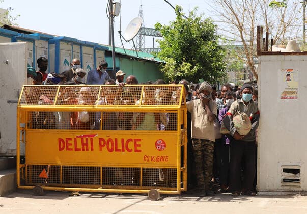 April 4, 2020, Delhi, India: Daily wage workers and homeless people wait for food outside a government-run night shelter during the nationwide lockdown..Indian Government imposed a 21-day nationwide lockdown to minimise the spread of coronavirus disease Delhi India - ZUMAs197 20200404_zaa_s197_145 Copyright: xAmarjeetxKumarxSinghx