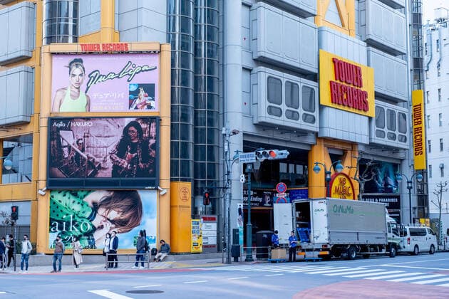 April 4, 2020, Tokyo, Japan: Tower Records area in Shibuya almost empty during the corona virus pandemic..The Tokyo metropolitan government has again asked residents to stay at home this weekend following a surge of new infections of Coronavirus Tokyo Japan - ZUMAs197 20200404_zaa_s197_181 Copyright: xViolaxKamx