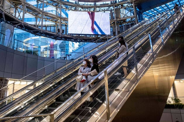 April 4, 2020, Tokyo, Japan: People in Roppongi Hills wearing face masks as a preventive measure, during the corona virus pandemic..The Tokyo metropolitan government has again asked residents to stay at home this weekend following a surge of new infections of Coronavirus Tokyo Japan - ZUMAs197 20200404_zaa_s197_187 Copyright: xViolaxKamx