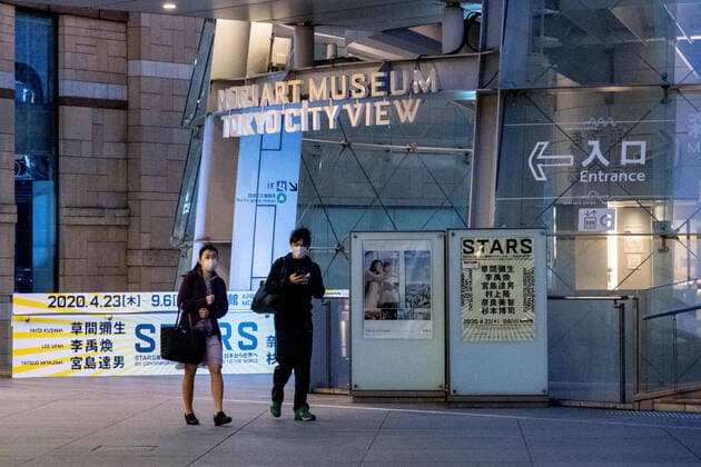 April 4, 2020, Tokyo, Japan: A couple wearing face masks as a preventive measure, during the corona virus pandemic..The Tokyo metropolitan government has again asked residents to stay at home this weekend following a surge of new infections of Coronavirus Tokyo Japan - ZUMAs197 20200404_zaa_s197_190 Copyright: xViolaxKamx