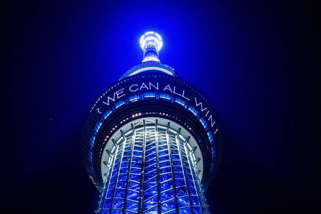 News Bilder des Tages April 4, 2020, Tokyo, Japan: Tokyo Sky Tree lighted up in blue saying, together we can all win, as a message to encourage people, during the corona virus pandemic..The Tokyo metropolitan government has again asked residents to stay at home this weekend following a surge of new infections of Coronavirus Tokyo Japan - ZUMAs197 20200404_zaa_s197_193 Copyright: xViolaxKamx