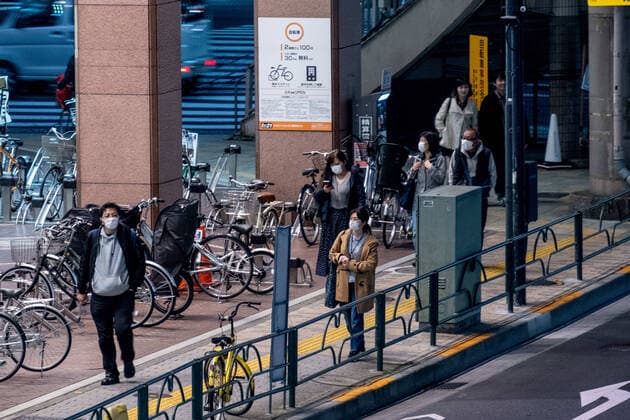 April 4, 2020, Tokyo, Japan: People wearing face masks as a preventive measure, during the corona virus pandemic..The Tokyo metropolitan government has again asked residents to stay at home this weekend following a surge of new infections of Coronavirus Tokyo Japan - ZUMAs197 20200404_zaa_s197_197 Copyright: xViolaxKamx