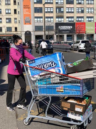 April 4, 2020, New York, New York, USA: Costco customer wearing a mask bought toilet during the COVID 19 pandemic..Brooklyn, Saturday, April 4, 2020 New York USA - ZUMAm57_ 20200404_zaf_m57_022 Copyright: xJohnxMarshallxMantelx