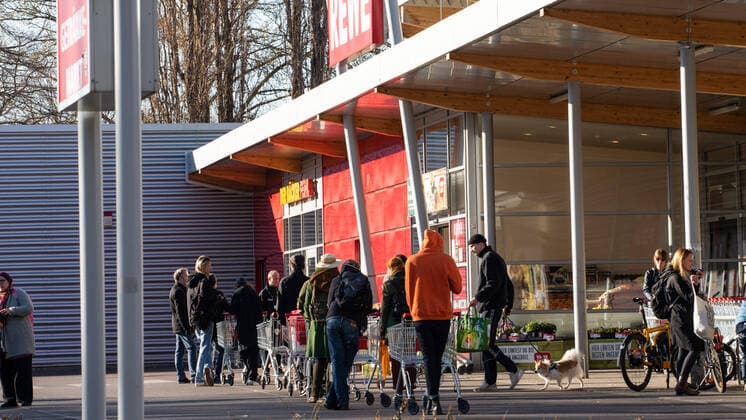 Berlin GER, Berlin, Rewe Distance ,04 04 2020 Rewe Keep your distance, Theme picture symbol photo, 04 04 2020, Copyright: xUwexKoch xEibner-Pressefotox EP_ukh