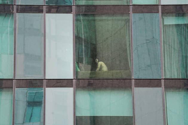 AUSTRALIA CORONAVIRUS COVID-19, A person is seen in a hotel room at Crown Promenade Hotel in Melbourne, Sunday, April 5, 2020. Travellers and Australian residents who arrived into the country from overseas are were sent straight to makeshift quarantine facilities across Australia, and will spend 14 days of quarantine in state-funded hotel rooms, with doors guarded by state police, defence personnel or private security guards. ( NO ARCHIVING, EDITORIAL USE ONLY, NO USE IN BOOKS WITHOUT CONSENT MELBOURNE VIC AUSTRALIA  Copyright: xMICHAELxDODGEx 20200405001461862138