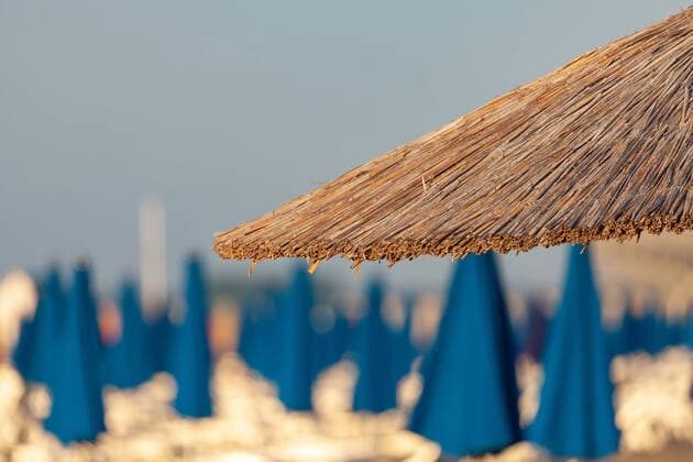 Lignano THEME IMAGE the thatched roof of a parasol, taken on June 16, 2018, Lignano Sabbiadoro, Austria the thatched roof of a parasol on 2018 06 16, Lignano Sabbiadoro, Austria Pictures 2018, PhotoCredit Stefanie Oberhauser  EP_obh