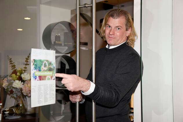 Dirk Eichfeld Kilian in front of his closed hairdressing salon Figaro in the Residenzstraße Munich, 04 04 2020 Foto:xS.xAdamx xFuturexImage
