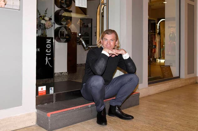 Dirk Eichfeld Kilian in front of his closed hairdressing salon Figaro in the Residenzstraße Munich, 04 04 2020 Foto:xS.xAdamx xFuturexImage