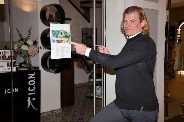 Dirk Eichfeld Kilian in front of his closed hairdressing salon Figaro in the Residenzstraße Munich, 04 04 2020 Foto:xS.xAdamx xFuturexImage