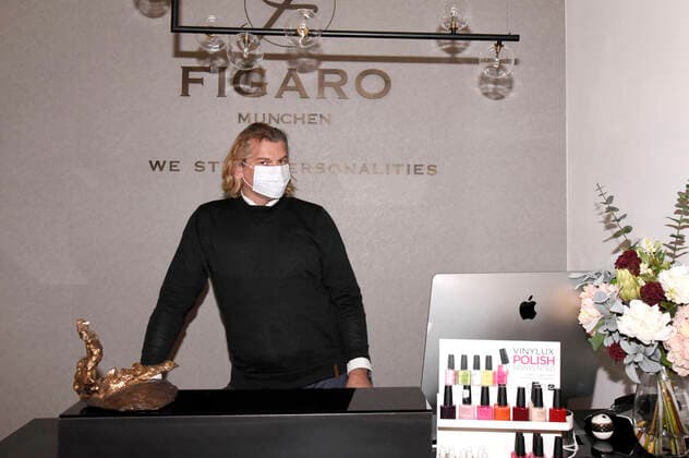 Dirk Eichfeld Kilian in front of his closed hairdressing salon Figaro in the Residenzstraße Munich, 04 04 2020 Foto:xS.xAdamx xFuturexImage