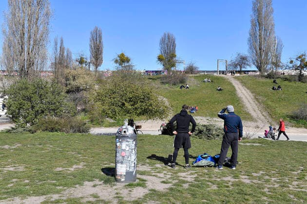 The Mauerpark during the exit restrictions due to the corona crisis on Saturday afternoon Berlin, 04 04 2020 Foto:xGeisler-Fotopress Kern