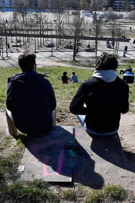 The Mauerpark during the exit restrictions due to the corona crisis on Saturday afternoon Berlin, 04 04 2020 Foto:xGeisler-Fotopress Kern