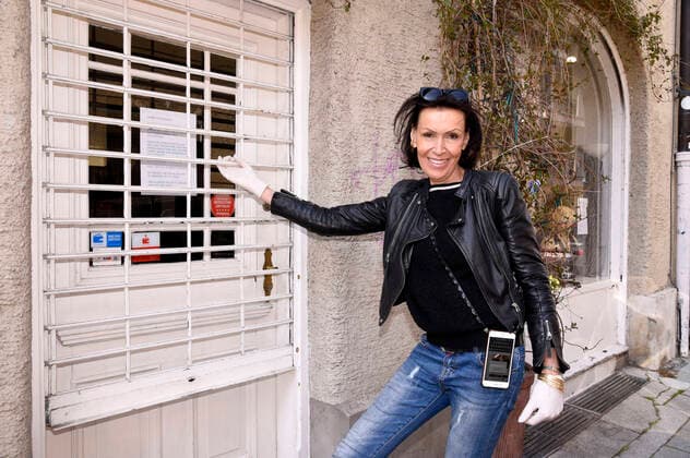 Julie Noll in front of her boutique Schwabing, closed due to the Corona crisis, Munich, 04 04 2020 Foto:xS.xAdamx xFuturexImage