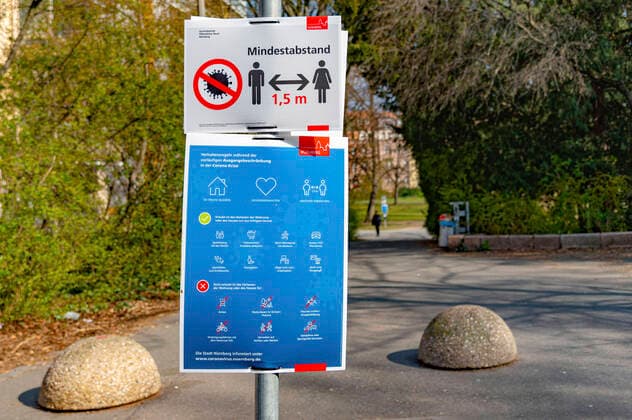 Minimum distance sign in Rosenaupark Nuremberg, 04 04 2020 Foto:xD.xAnoraganingrumx xFuturexImage