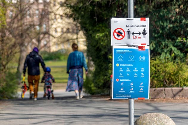 Minimum distance sign in Rosenaupark Nuremberg, 04 04 2020 Foto:xD.xAnoraganingrumx xFuturexImage