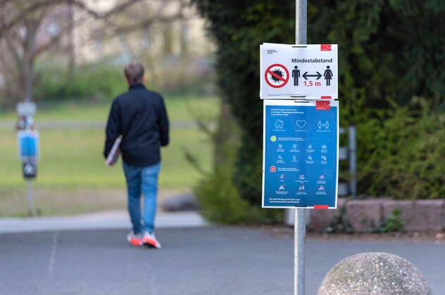 Minimum distance sign in Rosenaupark Nuremberg, 04 04 2020 Foto:xD.xAnoraganingrumx xFuturexImage