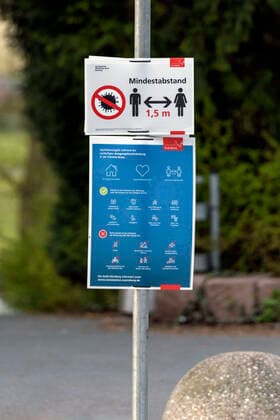 Minimum distance sign in Rosenaupark Nuremberg, 04 04 2020 Foto:xD.xAnoraganingrumx xFuturexImage