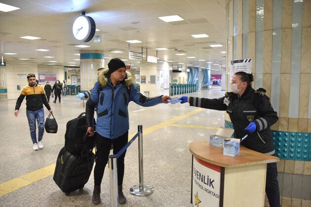 (200405) -- ISTANBUL, April 5, 2020 (Xinhua) -- A staff member hands out face masks to commuters at a metro station in Istanbul, Turkey, April 4, 2020. Turkey reported 3,013 more coronavirus cases and 76 new deaths on Saturday, bringing the tally of infections to 23,934 and the death toll to 501. (Xinhua) TURKEY-ISTANBUL-COVID-19-CASES 