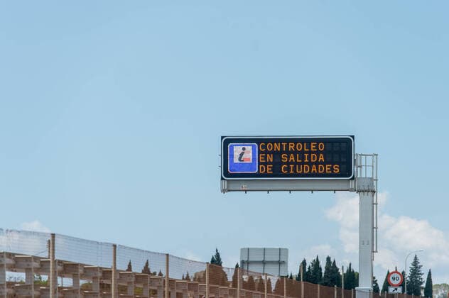 20200404 Palma de Mallorca under Corona Close down PALMA DE MALLORCA, SPAIN APRIL 4 Road Sign showing State of alert at Palma de Mallorca under Corona Close down on April 4, 2020 in Palma de Mallorca, Palma de Mallorca Baleares Spain