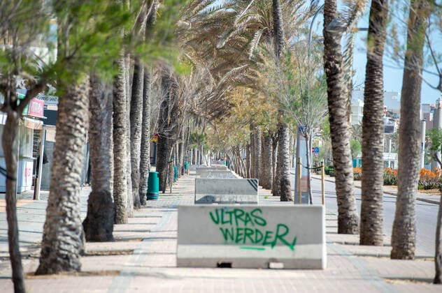 20200404 Palma de Mallorca under Corona Close down PALMA DE MALLORCA, SPAIN APRIL 4 First line at the playa de Palma Beach during the Corona Lock Down at Palma de Mallorca under Corona Close down on April 4, 2020 in Palma de Mallorca, Palma de Mallorca Baleares Spain