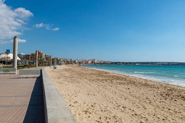 20200404 Palma de Mallorca under Corona Close down PALMA DE MALLORCA, SPAIN APRIL 4 First line at the playa de Palma Beach during the Corona Lock Down at Palma de Mallorca under Corona Close down on April 4, 2020 in Palma de Mallorca, Palma de Mallorca Baleares Spain