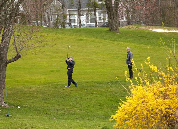 April 4, 2020, Scotch Plains, New Jersey, USA: Golfers get a chance to engage in a game and exercise during this covid-19 pandemic in Scotch Plains, New Jersey. CSM. Scotch Plains USA - ZUMAcw2_ 47117050st Copyright: xDuncanxWilliamsx