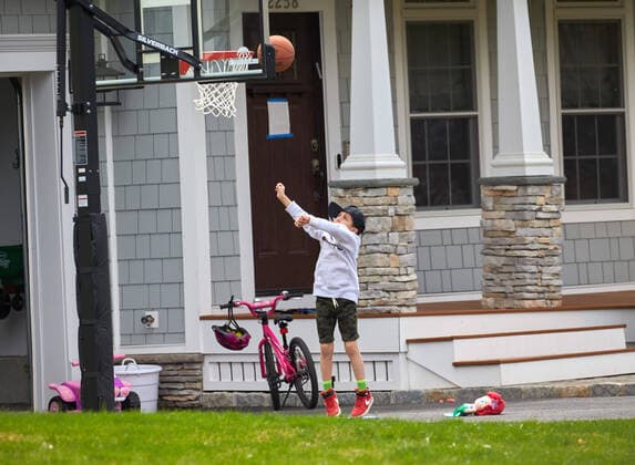 April 4, 2020, Scotch Plains, New Jersey, USA: Neighboring kids engage in some fun and play during this covid-19 pandemic in Scotch Plains, New Jersey. CSM. Scotch Plains USA - ZUMAcw2_ 47117053st Copyright: xDuncanxWilliamsx