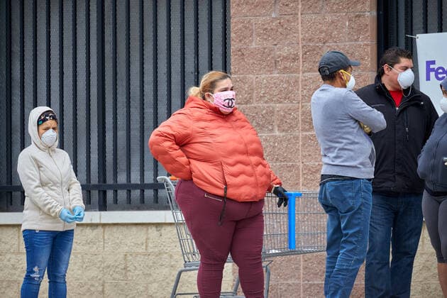 April 4, 2020, Scotch Plains, New Jersey, USA: Walmart enforces practicing social distancing during this covid-19 pandemic as customers wait to buy essential needs in Watchung, New Jersey. CSM. Scotch Plains USA - ZUMAcw2_ 47117058st Copyright: xDuncanxWilliamsx