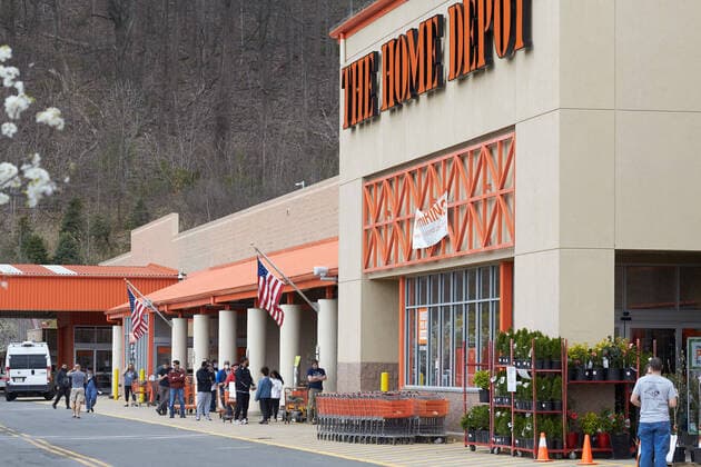 April 4, 2020, Scotch Plains, New Jersey, USA: Home Depot enforces practicing social distancing during this covid-19 pandemic as customers wait in line to buy essential needs in Watchung, New Jersey. CSM. Scotch Plains USA - ZUMAcw2_ 47117059st Copyright: xDuncanxWilliamsx