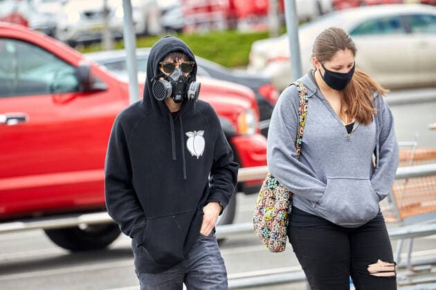 April 4, 2020, Scotch Plains, New Jersey, USA: Customer is ready for shopping wearing a top of the line protective mask at Home Depot during this covid-19 pandemic in Watchung, New Jersey. CSM. Scotch Plains USA - ZUMAcw2_ 47117060st Copyright: xDuncanxWilliamsx