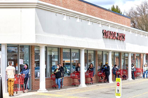 April 4, 2020, Scotch Plains, New Jersey, USA: Traders Joes is a neighboring business enforces practicing social distancing during this covid-19 pandemic as customers wait in line to buy food and essential needs in Westfield, New Jersey. CSM. Scotch Plains USA - ZUMAcw2_ 47117063st Copyright: xDuncanxWilliamsx