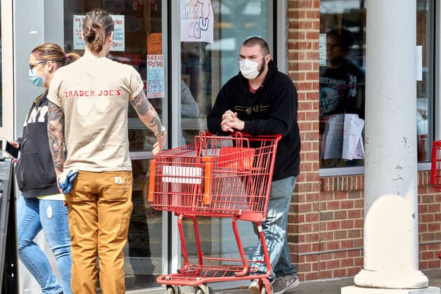 April 4, 2020, Scotch Plains, New Jersey, USA: Traders Joes is a neighboring business enforces practicing social distancing during this covid-19 pandemic as customers wait in line to buy food and essential needs in Westfield, New Jersey. CSM. Scotch Plains USA - ZUMAcw2_ 47117064st Copyright: xDuncanxWilliamsx