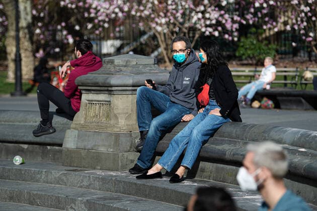 200404 People wear face masks in Washington Square Park as the coronavirus, COVID 19, outbreak continues on April 4, 2020 in New York, NY, USA Across the city businesses, schools and places of work have been shutting down, leading to empty streets and quiet neighborhoods Photo Joel Marklund BILDBYRAN kod JM 88130 bbeng coronavirus covid 19 virus corona sjukdom,  Copyright: JOELxMARKLUND 47117067st