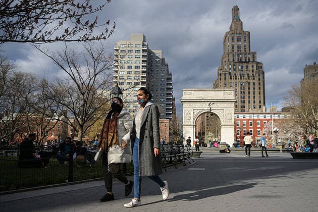 200404 People wearing face coverings in Washington Square Park as the coronavirus, COVID 19, outbreak continues on April 4, 2020 in New York, NY, USA Across the city businesses, schools and places of work have been shutting down, leading to empty streets and quiet neighborhoods Photo Joel Marklund BILDBYRAN kod JM 88130 bbeng coronavirus covid 19 virus corona sjukdom,  Copyright: JOELxMARKLUND 47117068st