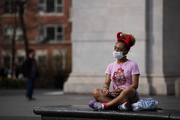 200404 A girl wears a face mask in Washington Square Park as the coronavirus, COVID 19, outbreak continues on April 4, 2020 in New York, NY, USA Across the city businesses, schools and places of work have been shutting down, leading to empty streets and quiet neighborhoods Photo Joel Marklund BILDBYRAN kod JM 88130 bbeng coronavirus covid 19 virus corona sjukdom,  Copyright: JOELxMARKLUND 47117069st