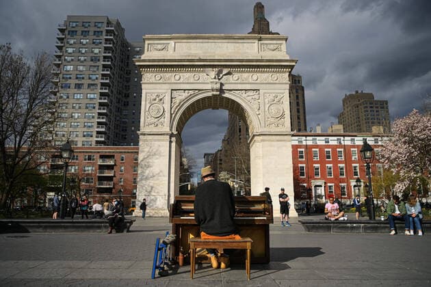 200404 Musician Andrew Kalleen plays piano in Washington Square Park as the coronavirus, COVID 19, outbreak continues on April 4, 2020 in New York, NY, USA Across the city businesses, schools and places of work have been shutting down, leading to empty streets and quiet neighborhoods Photo Joel Marklund BILDBYRAN kod JM 88130 bbeng coronavirus covid 19 virus corona sjukdom,  Copyright: JOELxMARKLUND 47117071st