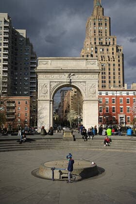 200404 A child wears a face mask in Washington Square Park as the coronavirus, COVID 19, outbreak continues on April 4, 2020 in New York, NY, USA Across the city businesses, schools and places of work have been shutting down, leading to empty streets and quiet neighborhoods Photo Joel Marklund BILDBYRAN kod JM 88130 bbeng coronavirus covid 19 virus corona sjukdom,  Copyright: JOELxMARKLUND 47117075st