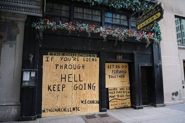 200404 Boards covering Churchill Tavern at 28th Street and Park Avenue as the coronavirus, COVID 19, outbreak continues on April 4, 2020 in New York, NY, USA Across the city businesses, schools and places of work have been shutting down, leading to empty streets and quiet neighborhoods Photo Joel Marklund BILDBYRAN kod JM 88130 bbeng coronavirus covid 19 virus corona sjukdom,  Copyright: JOELxMARKLUND 47117077st